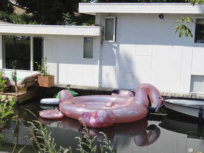 901893 Afbeelding van een grote roze opblaasboot in de vorm van een flamingo bij een woonboot in de Leidsche Rijn te ...